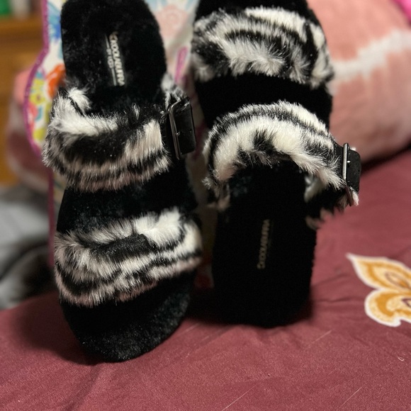 NEW UGG Koolaburra Furr-ah FUR PLATFORM Slide Sandal ZEBRA Print - Picture 5 of 9
